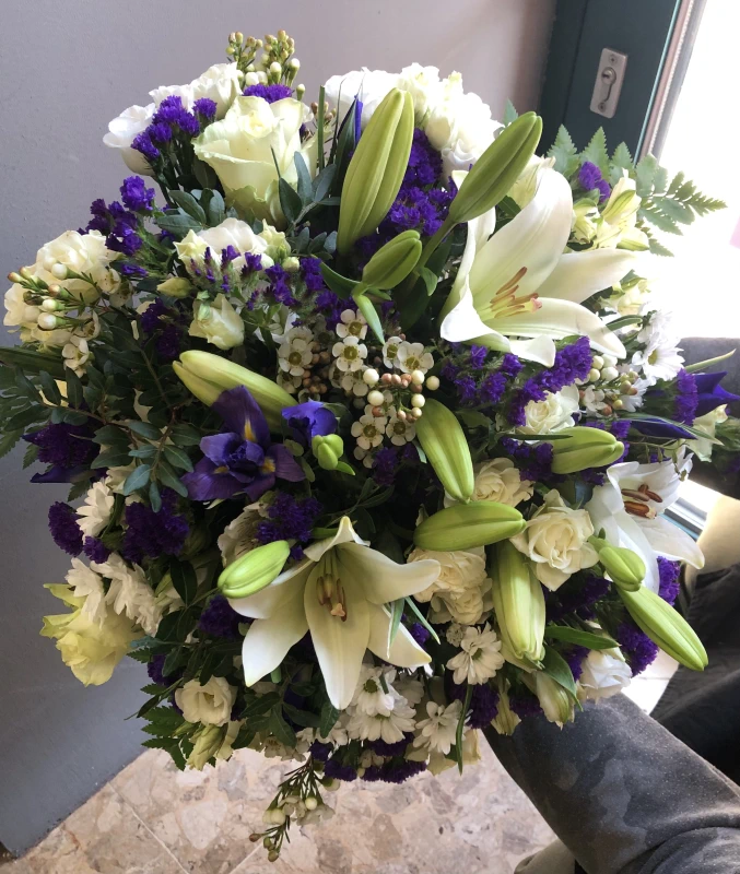 Blue and white - Blue and white Blue and white - Bunter Blumenstrauß mit Lilien und Veilchen