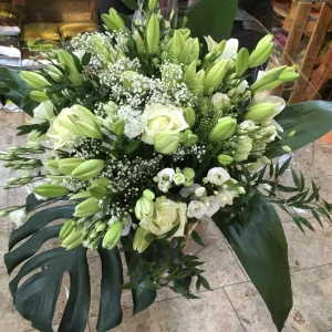 Home - Escapade in white Escapade in white - Hübscher Blumenstrauß in Weiß und Grün