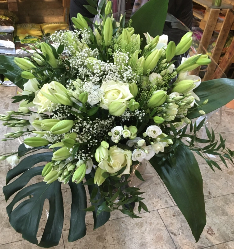 Escapade in white - Escapade in white Escapade in white - Hübscher Blumenstrauß in Weiß und Grün