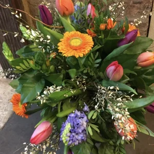 Home - Springtime Springtime - Bunter Blumenstrauß mit Tulpen und Gänseblümchen