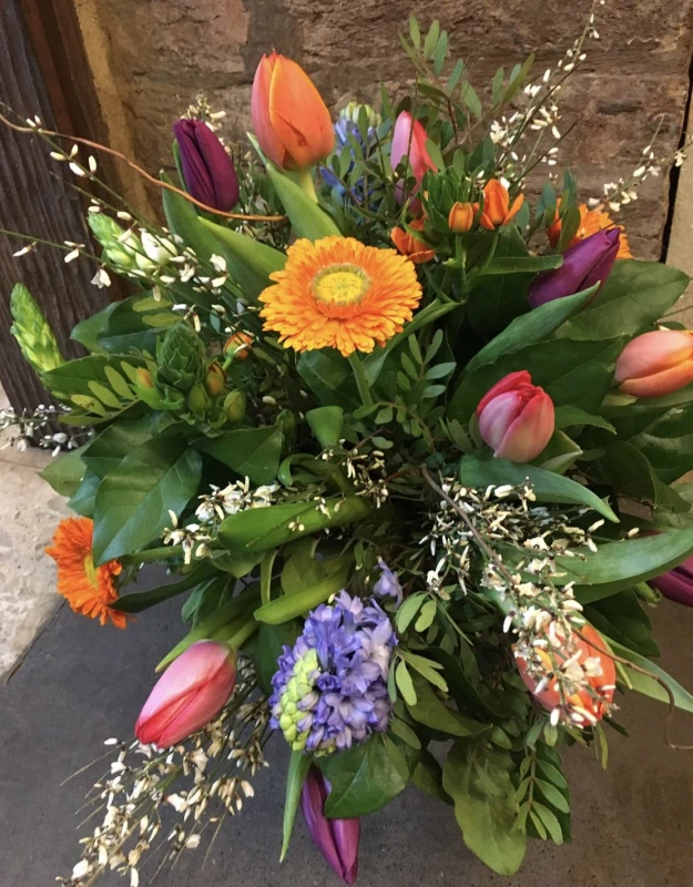 Springtime - Springtime Springtime - Bunter Blumenstrauß mit Tulpen und Gänseblümchen