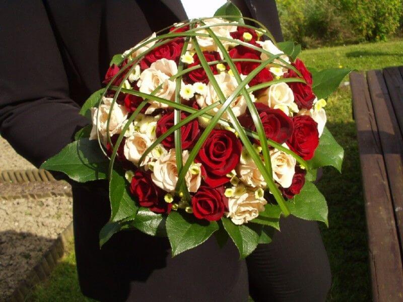 Hochzeitsfloristik - Brautstrauss mit weissen und roten Rosen